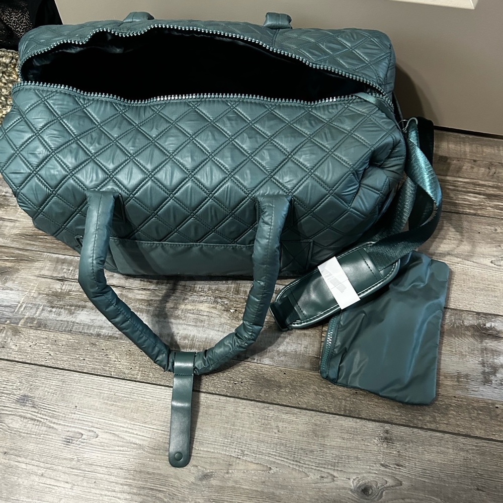Joan & David 22-inch diamond quilted parachute nylon duffel bag Spruce Green - Picture 3 of 11